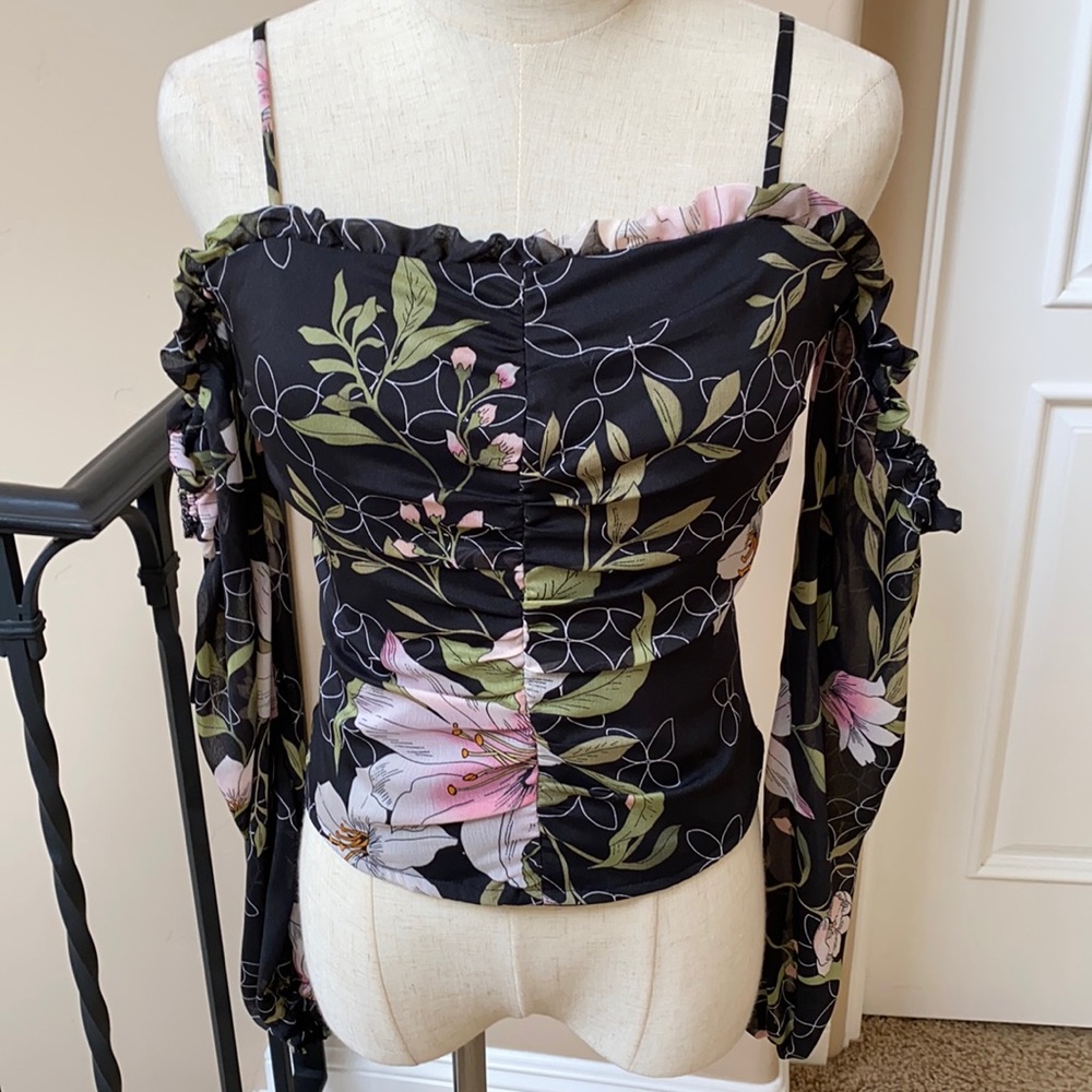 Guess floral blouse. Fitted. Elasticized back.